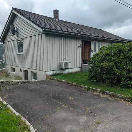 Kjellerleilighet Med Utsikt